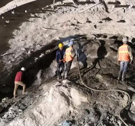 龙泉拱顶带模注浆料的施工流程及注意事项